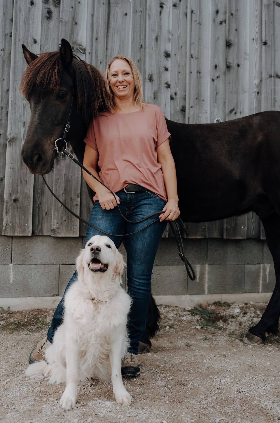 Tiertherapeutin Maria Oberhollenzer mit ihrem Isländer und ihrer Hündin Tiertherapeutin Maria Oberhollenzer mit ihrem Isländer und ihrer Hündin